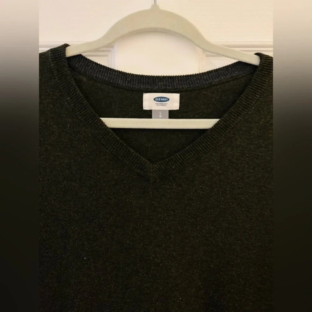 Old navy, men’s green knit V-neck sweater, size L